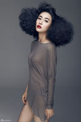 组图：贾青透视新写真夸张发型性感迷人