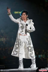 组图：甄妮等红馆开唱 潘美辰唱情歌疑示爱