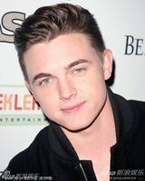 组图：2010MTV奖预热派对 亚瑟小子戴墨镜形色匆匆