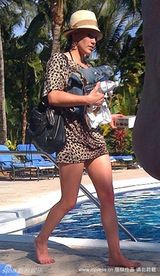 幻灯：传希拉里达芙已与男友订婚 海边度假秀钻戒