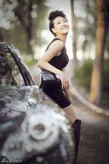 组图：郭柯彤拍摄汽车大片 性感短裙帅气展中性气场