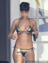 组图：蕾哈娜比基尼身材瘦削 戴墨镜瞄狗仔表情严肃