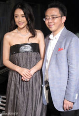 组图：秦岚出席时尚派对 从容大气演绎“优雅女王”