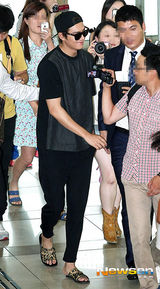 组图：李敏镐鸭舌帽豹纹鞋休闲赴京亲和有礼