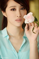 组图：李欣汝玫瑰系清新写真 俏丽素雅女人魅力