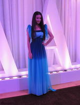 组图：颖儿亮相芭莎红毯 蓝色长裙助阵慈善夜