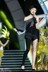 组图：董洁轻摇滚造型亮相演唱《我爱的我》