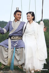 组图：《王的女人》横店热拍 陈乔恩吊威亚表情夸张