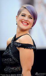 组图：第85届奥斯卡红毯-奥斯本紫发露背裙抢镜