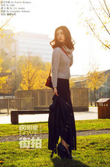 明星爱街拍：蒋欣冬日信步而行 暖阳下幸福洋溢