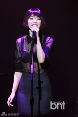 组图：紫雨林回归首唱 女主唱透视装性感