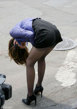 幻灯图集：米兰达-可儿拍广告 手牵蓝气球招摇过市