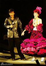 策划：回顾梅艳芳经典舞台 百变造型成传奇