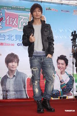 组图：《爱似百汇》签名会 炎亚纶称辰亦儒劳碌命