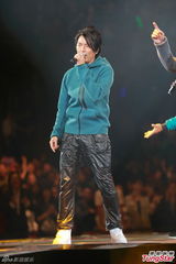 组图：古惑仔五子开唱显本色 伊健小春示爱太太