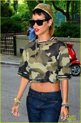 组图：蕾哈娜迷彩T恤秀蛮腰 金色棒球帽抢眼