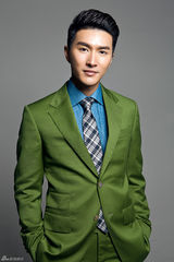 组图：陆昱霖绿色西服写真秀绅士格调