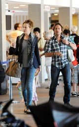 高清组图：妮可-基德曼全家返澳 全家三口秀幸福