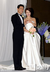 组图：韩星白智英郑锡元甜蜜完婚 姐弟恋修正果