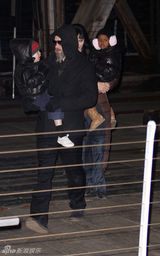 幻灯图集：朱莉和皮特带着两子女黑衣夜游