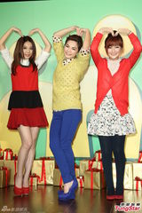 组图：S.H.E出席代言活动 圣诞节互交换礼物