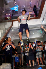 组图：卢广仲出席代言 搏命空降被吊半空压力大