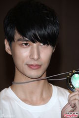 组图：严爵害羞不露人鱼线 女记者上阵验收