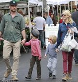 组图：娜奥米-沃茨逛集市卖菜 不慎露股沟抢镜