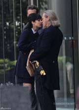 组图：《冥界警局》片场 “毒妈”扮嫩雷诺兹耍帅