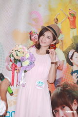 组图：Ella获男粉丝送钻戒 首度搭档贺军翔