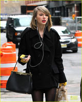 组图：斯威夫特黑丝秀美腿 妆容精致遭路人忽略