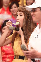 组图：萧亚轩录节目现场秀厨艺 熟练翻炒获好评