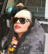 组图：Lady Gaga火辣造型录影 向歌迷献吻撒花