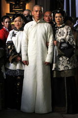 组图：《赏金猎人》数套华服打造魏千翔