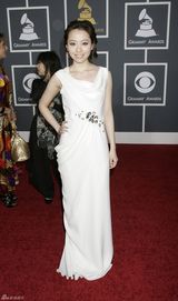 高清组图：第52届格莱美红毯 张靓颖携喜多郎亮相