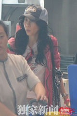 组图：莫文蔚演唱会后露疲态 哈欠连连急离京