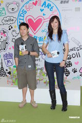 高清图：琦琦曝任达华为女儿学弹琴 MCJin望做父亲