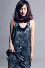 组图：黄锶骐时尚大片曝光 展黑白灰格调