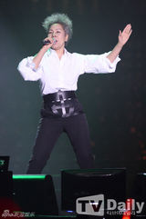 组图：SISTAR仁顺儿金建模演唱会上跨时代合作