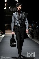 组图：韩星金宇彬郑京浩等献华丽T台秀