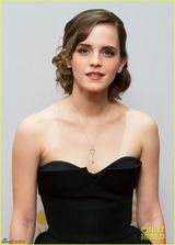 组图：艾玛-沃特森黑裙搭长裤演绎别样时尚