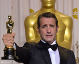 高清组图：奥斯卡后台获奖众星举金人光彩照人