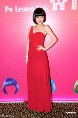 组图：诸葛梓岐性感红裙亮相慈善夜 爱心大使秀身材