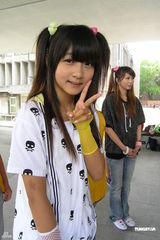 组图：13岁创作歌手许雅涵 任红十字会奖学金大使