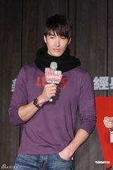 组图：蔡依林绯闻男友帅气走秀 回应35岁生子宣言