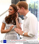 组图：哈利王子逗嫂子凯特王妃莞尔一笑