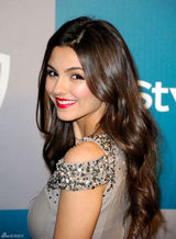 高清组图：维多利亚-嘉丝蒂紧身裙亮相身材窈窕