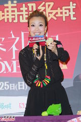 组图：容祖儿全黑短裙宣传新碟