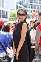 组图：赵铭首秀演唱猜疑 神秘人开千万名车接送