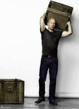 组图：布鲁斯-威利斯拍大片 老男人魅力不减